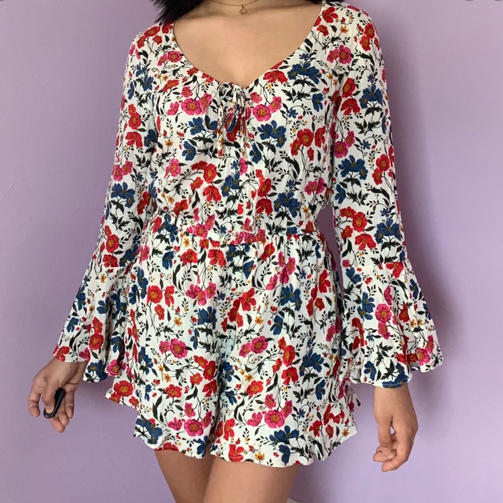 AMERICAN EAGLE FLORAL LONG SLEEVE ROMPER